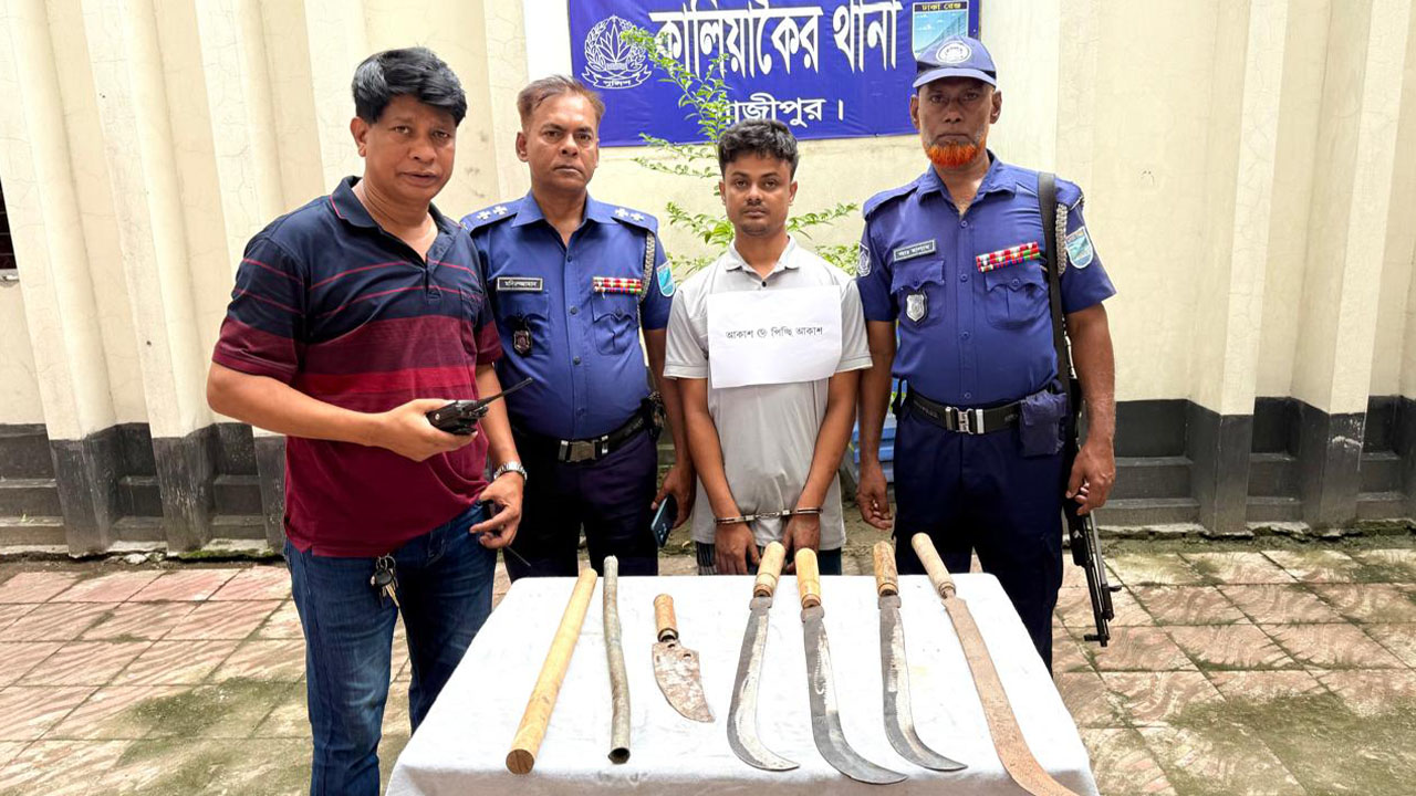 দেশীয় অস্ত্রসহ ১৮ মামলার আসামি পিচ্চি আকাশ গ্রেপ্তার