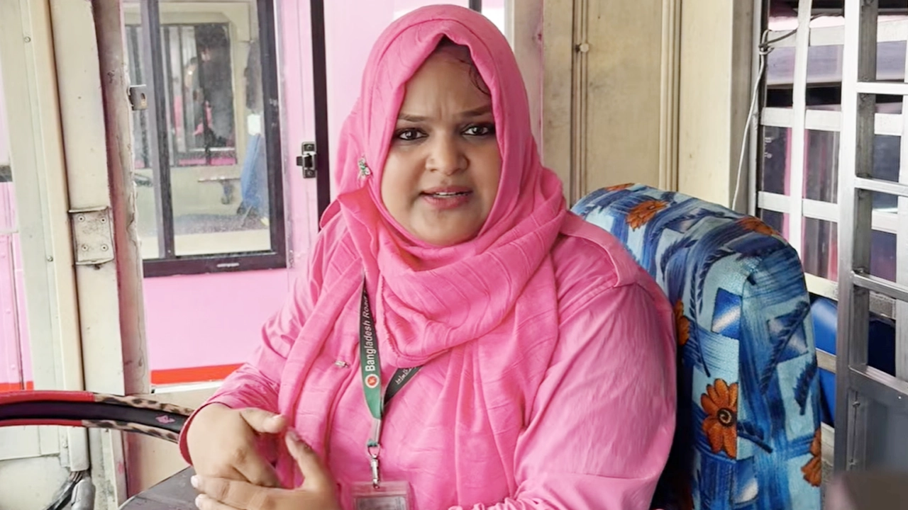 রিকশাকে ট্রাফিক আইনের আওতায় আনতে বললেন পিংক বাসের চালক