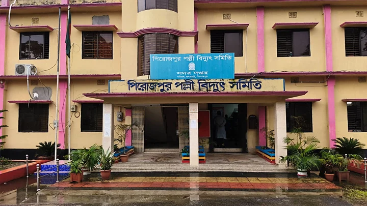অবৈধ বিদ্যুৎ সংযোগ বিচ্ছিন্ন করতে গিয়ে ছয় কর্মকর্তা-কর্মচারী হামলার শিকার
