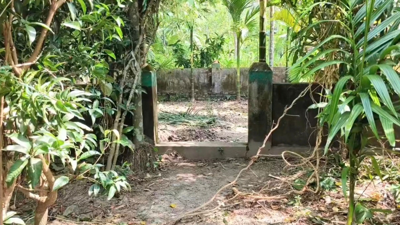 মানিক পশারীকে দাফন করা হয় পারিবারিক কবরস্থানে। ছবি : এশিয়া পোস্ট