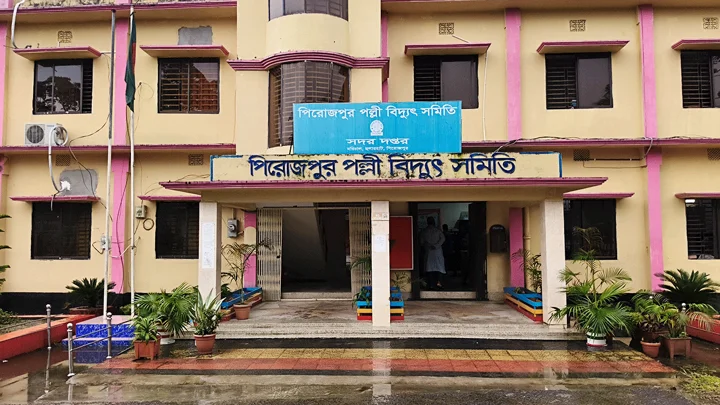 প্রধানমন্ত্রীর বক্তব্য চলাকালে লোডশেডিং, পিরোজপুর পল্লী বিদ্যুতের জিএম স্ট্যান্ড রিলিজ