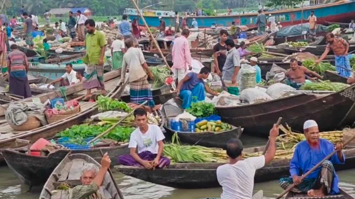 নদীর বুকে হাট, নৌকায় নৌকায় বিক্রি হয় কোটি টাকার কৃষিপণ্য
