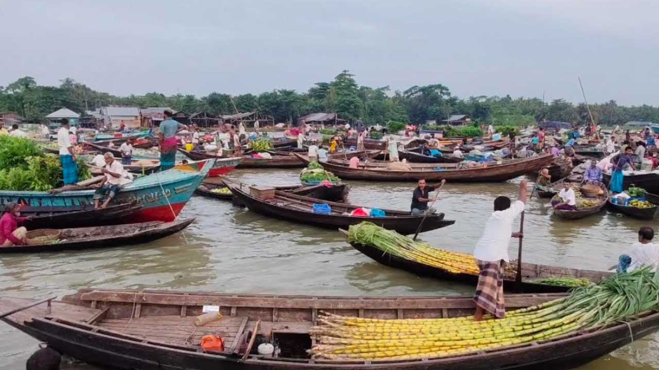 বৈঠাকাটা ভাসমান হাটে কৃষিপণ্যবোঝাই শত শত নৌকার সমাগম। ছবি : এশিয়া পোস্ট