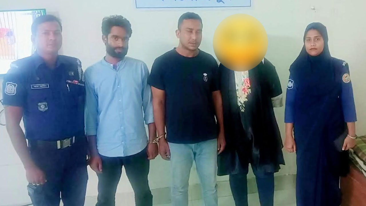 বাঁ থেকে গ্রেপ্তার সজীব চাপরাশি, মোস্তাফিজুর রহমান রনি ও মারিয়া আক্তার (ছদ্মনাম)। ছবি : পুলিশের সৌজন্যে