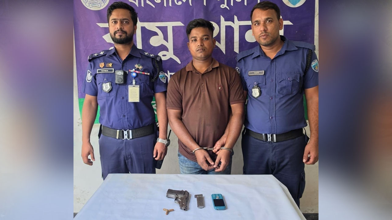 অস্ত্রসহ আটক গাড়িচালক। ছবি: এশিয়া পোস্ট