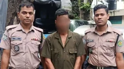 চলন্ত রিকশা থেকে নারীর চেন ছিনতাই, ধাওয়া করে ধরল ট্রাফিক পুলিশ