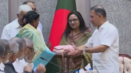 প্রধানমন্ত্রীকে চা-পাতা উপহার দিলেন চা-শ্রমিক সন্তুকী