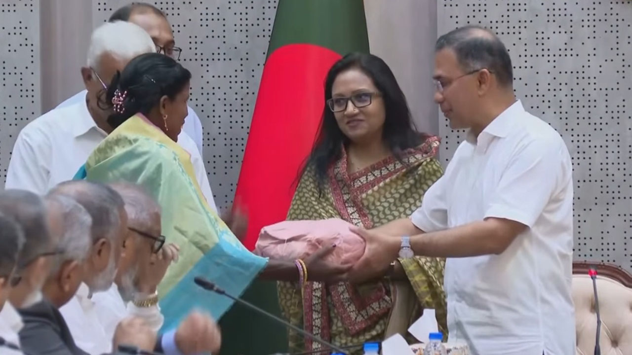 প্রধানমন্ত্রীকে চা-পাতা উপহার দিলেন চা-শ্রমিক সন্তুকী