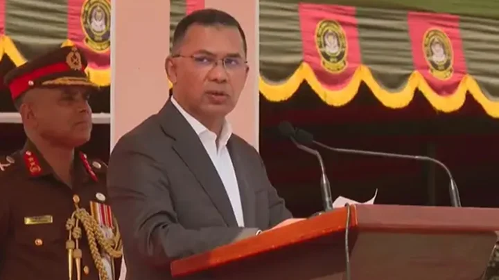 সেনাবাহিনীর ৭ ইউনিটকে জাতীয় পতাকা প্রদান করলেন প্রধানমন্ত্রী