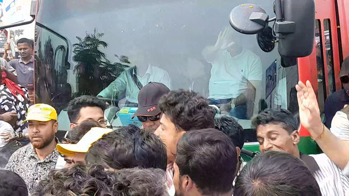 কুমিল্লা পার হচ্ছিলেন প্রধানমন্ত্রী, গাড়িবহর ঘিরে জনতার উল্লাস