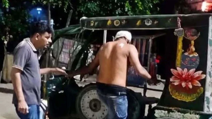 পুলিশকে পাথর ছুড়ে হাতকড়াসহ আসামি ছিনতাই