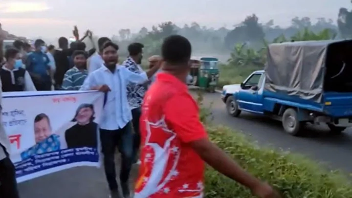 পুলিশের গাড়ির সামনে যুবলীগের বিক্ষোভ মিছিল ৪ পুলিশ সদস্য ক্লোজড