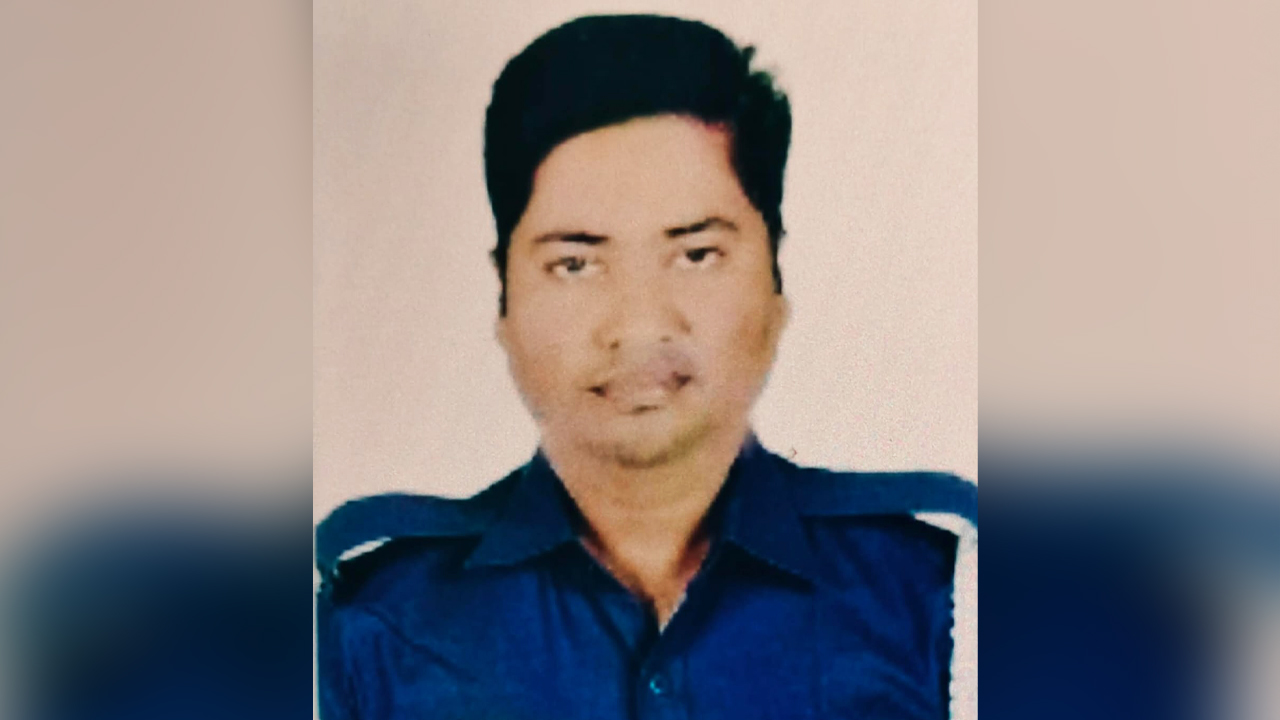 কিশোরগঞ্জে পুলিশের পিকআপের ওপর উল্টে পড়ল ট্রাক, কনস্টেবল নিহত