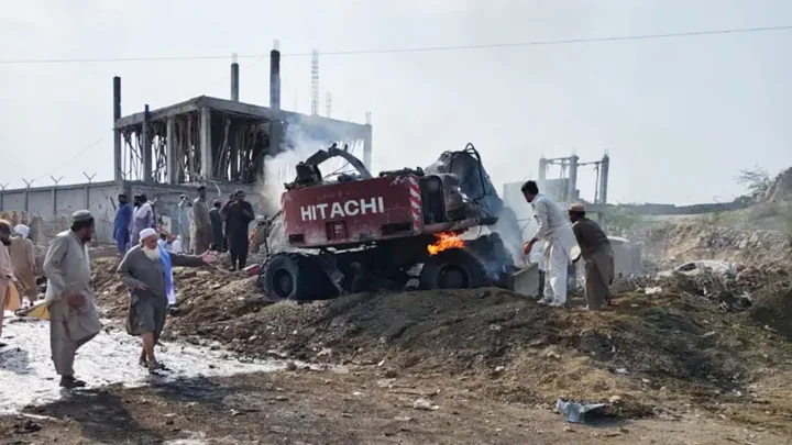 পাকিস্তানে ভয়াবহ বিস্ফোরণ-গোলাগুলি, ঝরল ২৪ প্রাণ