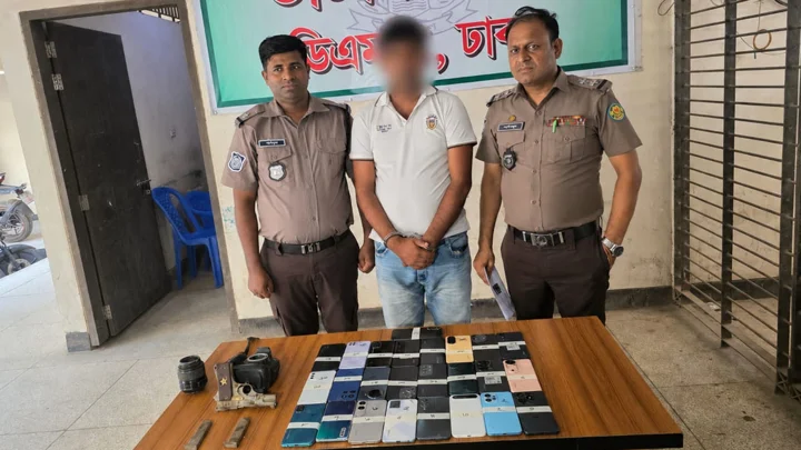 বিদেশি পিস্তল ও ২৫ মোবাইলসহ ছিনতাইকারী গ্রেপ্তার