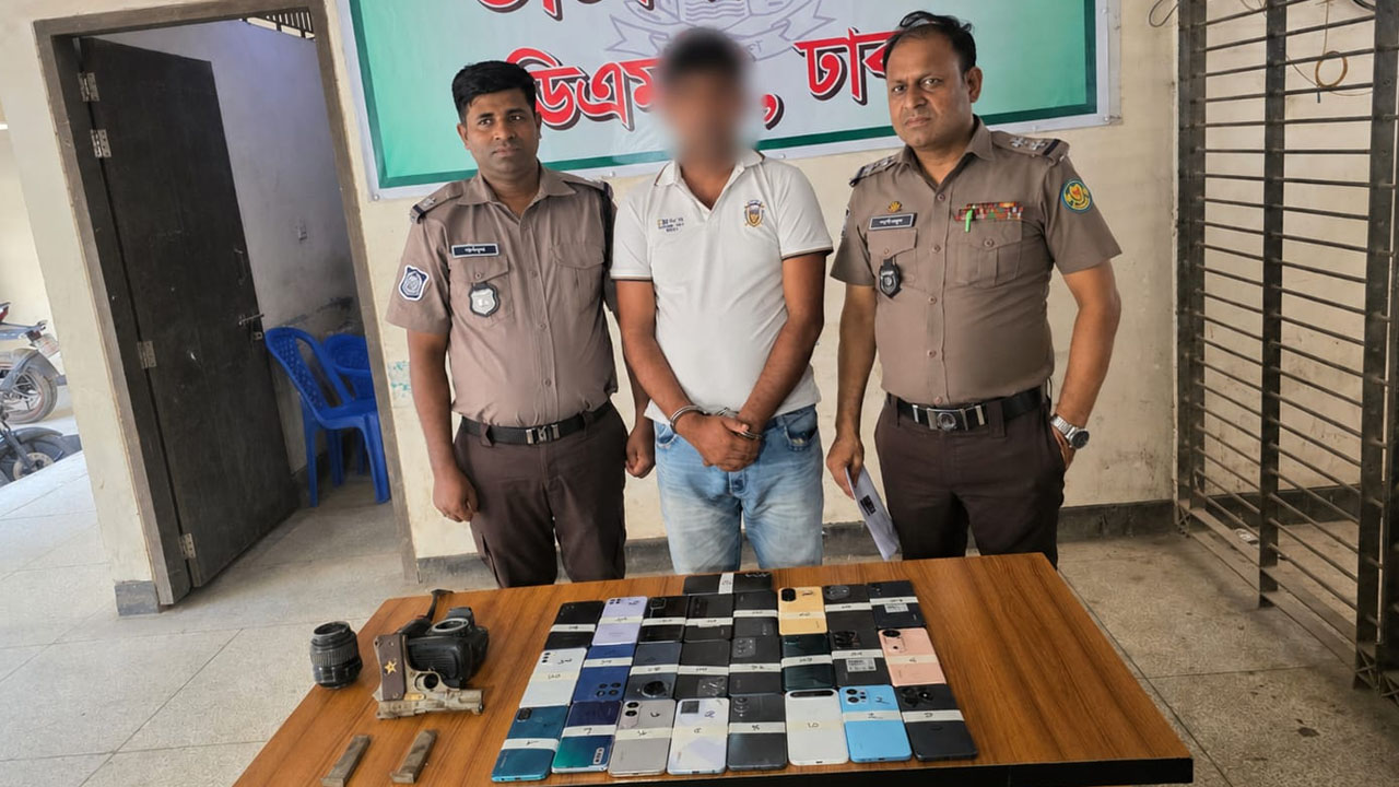 বিদেশি পিস্তল ও ২৫ মোবাইলসহ ছিনতাইকারী গ্রেপ্তার