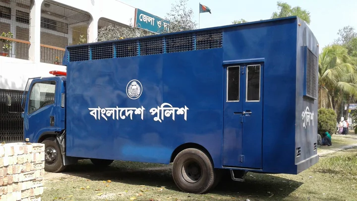 টয়লেটে যাওয়ার কথা বলে পালালেন ‘পিচ্চি’ রাজা