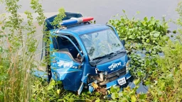 নিয়ন্ত্রণ হারিয়ে পুলিশের গাড়ি খালে, আহত ৪