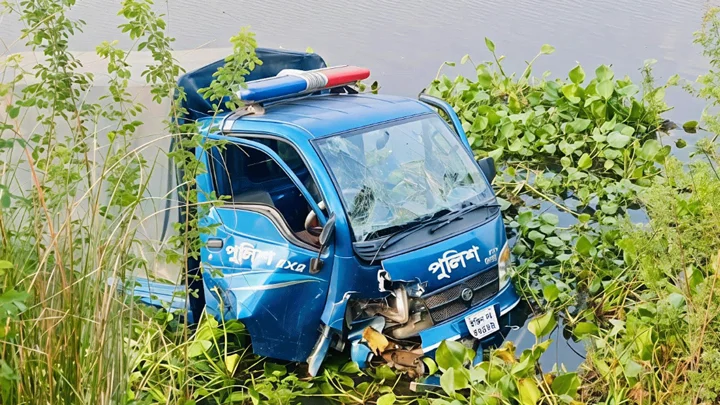 নিয়ন্ত্রণ হারিয়ে পুলিশের গাড়ি খালে, আহত ৪