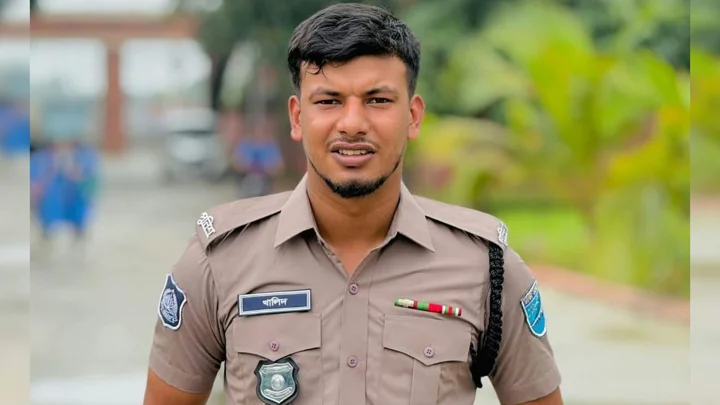 নিয়ন্ত্রণ হারিয়ে ট্রাকের নিচে মোটরসাইকেল, প্রাণ গেল পুলিশ সদস্যের