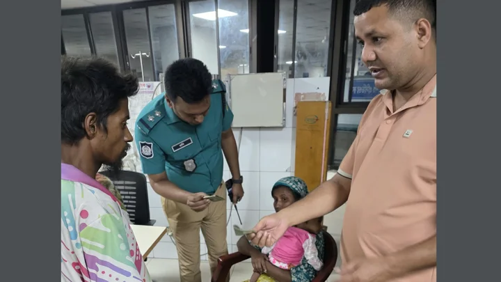 ফ্লাইওভারে পড়ে থাকা মুমুর্ষ ৯ মাসের শিশুকে হাসপাতালে পাঠাল পুলিশ