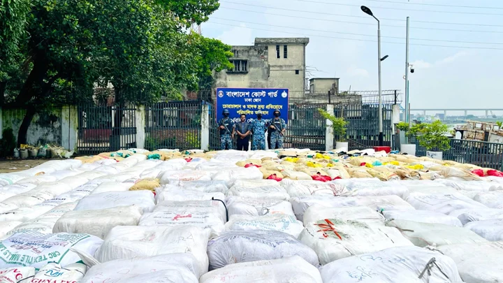 নির্মাণাধীন ভবন থেকে সাড়ে তিন কোটি টাকার নিষিদ্ধ পলিথিন জব্দ