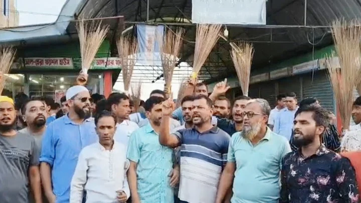 পটুয়াখালীতে যুবদলের নতুন কমিটিতে পদবঞ্চিতদের ঝাড়ু মিছিল