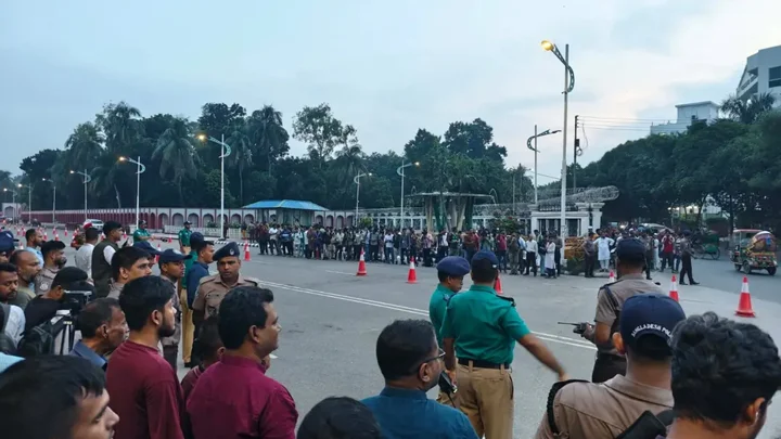 মির্জা ফখরুলের শপথ ঘিরে উৎসুক জনতার ভিড়, বঙ্গভবনে নিরাপত্তা জোরদার