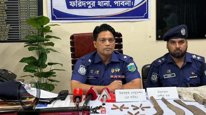 বটগাছের নিচ থেকে ১৫ রাউন্ড গুলি ও দেশীয় অস্ত্র উদ্ধার