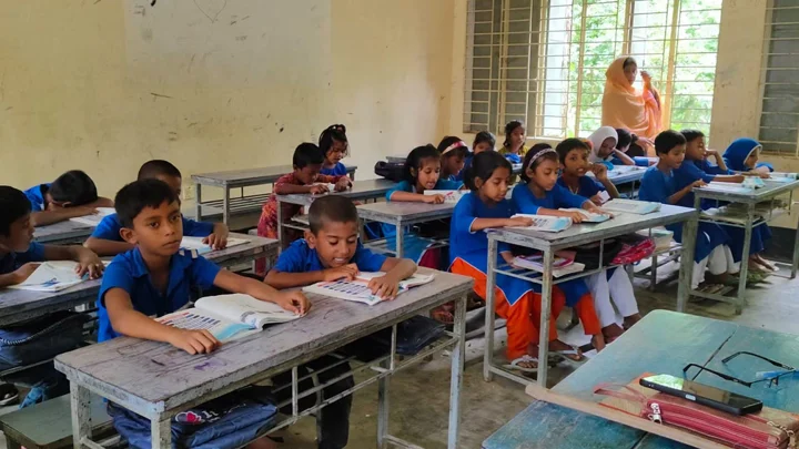 ভারপ্রাপ্তে ভরসা, কমছে শিক্ষার্থীর সংখ্যা