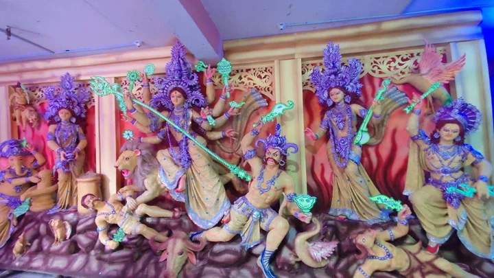 ৪৫ কেজি মুগ ডালে তৈরি দুর্গাপ্রতিমা, দেখতে ভিড় দর্শনার্থীদের