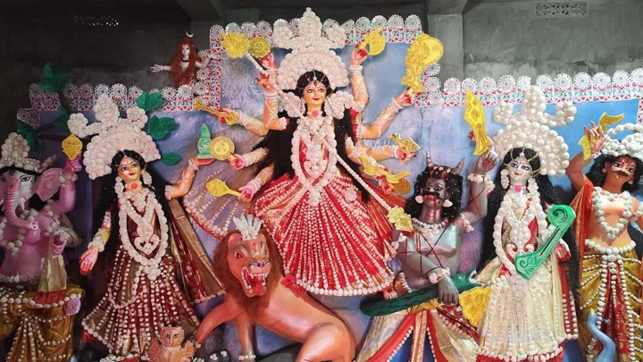 নজর কাড়ছে ৯০ পরিবারের উদ্যোগে ঝিনুক-শামুকের প্রতিমা 
