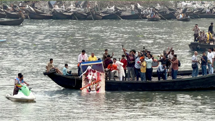 রাজধানীর ৩৩ স্থানে প্রতিমা বিসর্জন, নিরাপত্তায় ১৬ হাজার পুলিশ