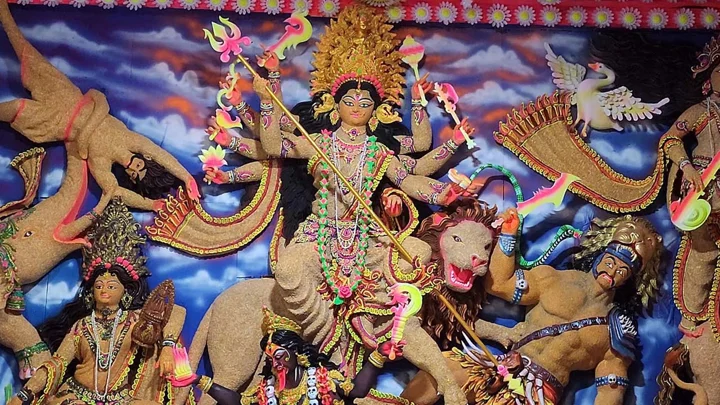 এক মণ মটর ডালে ২০ ফুটের প্রতিমা, দেখতে দর্শনার্থীদের ভিড়