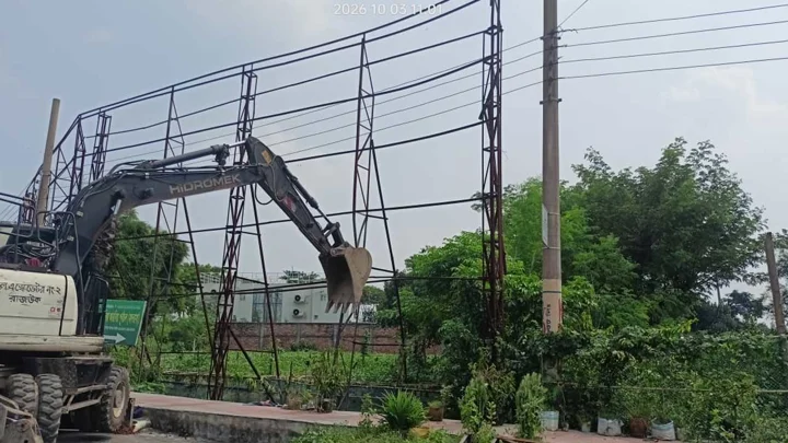 পূর্বাচলে অনুমোদনহীন বিলবোর্ড উচ্ছেদে যৌথ অভিযান