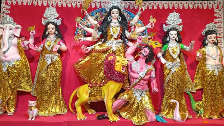 ১০ হাজার কয়েন চকলেটে দুর্গাপ্রতিমা, দেখতে দর্শনার্থীদের ভিড়
