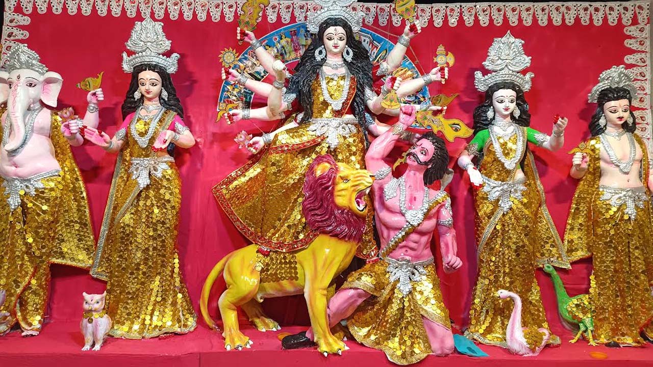 ১০ হাজার কয়েন চকলেটে দুর্গাপ্রতিমা, দেখতে দর্শনার্থীদের ভিড়