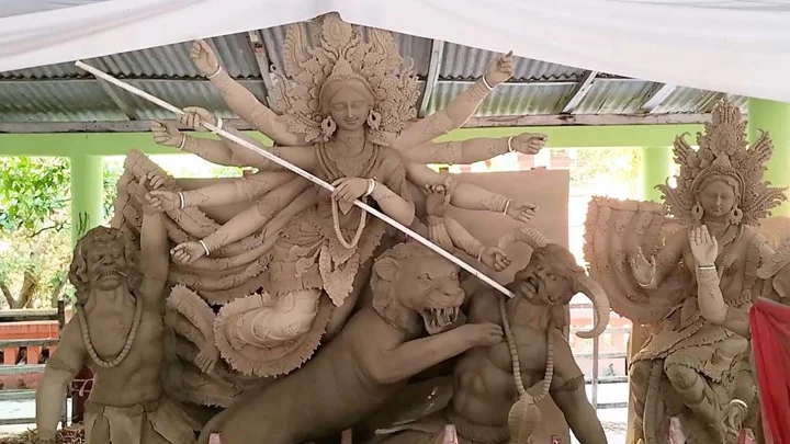 ঝালকাঠিতে ১৬০ মণ্ডপে দুর্গাপূজা, প্রতিমা তৈরিতে ব্যস্ত শিল্পীরা