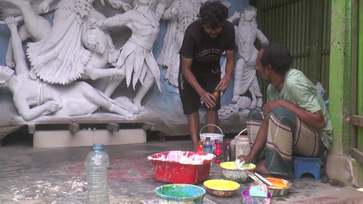 টাঙ্গাইলে ১৩৫৬ মণ্ডপে দুর্গাপূজার শেষ মুহূর্তের প্রস্তুতি