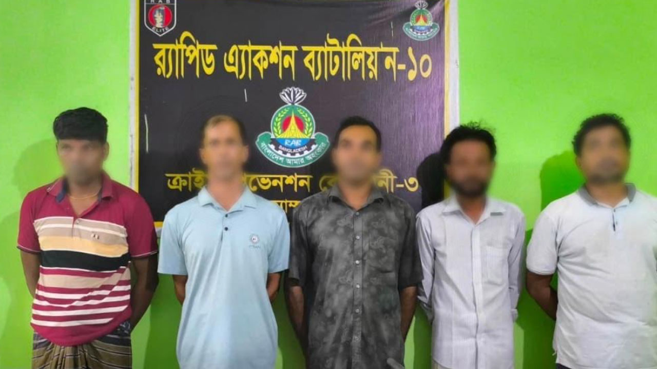 রাজবাড়ীতে র‌্যাবের অভিযানে ৫ আগ্নেয়াস্ত্র উদ্ধার, আটক ৫