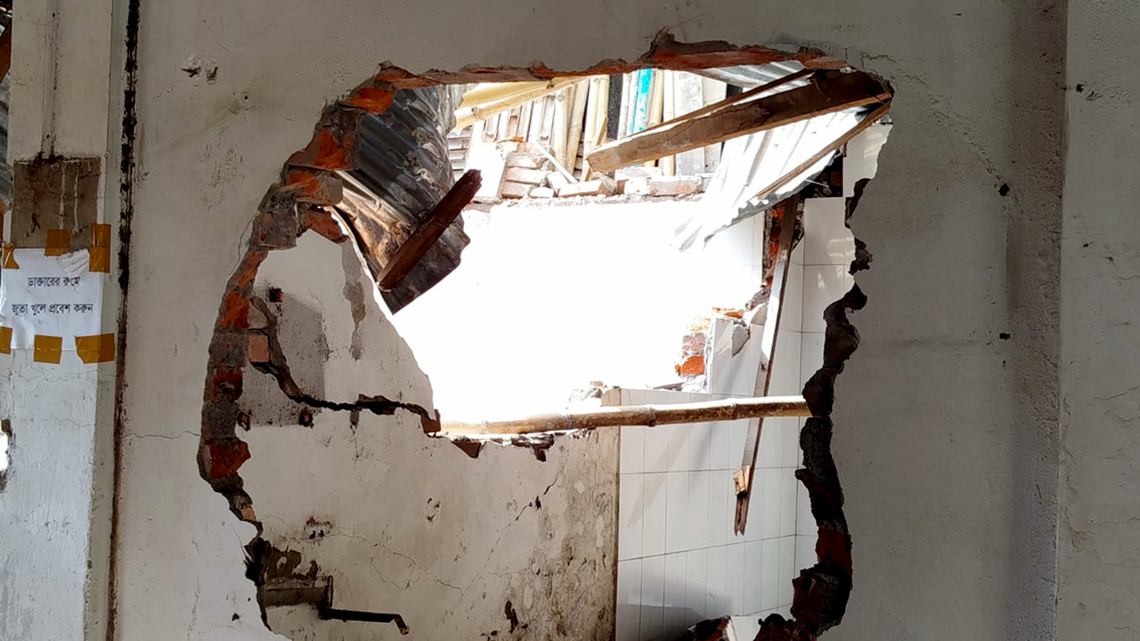 রাতের আঁধারে গুঁড়িয়ে দেওয়ায় স্থানটি এখন পুরোপুরি ধ্বংসস্তূপে পরিণত হয়েছে। ছবি: এশিয়া পোস্ট