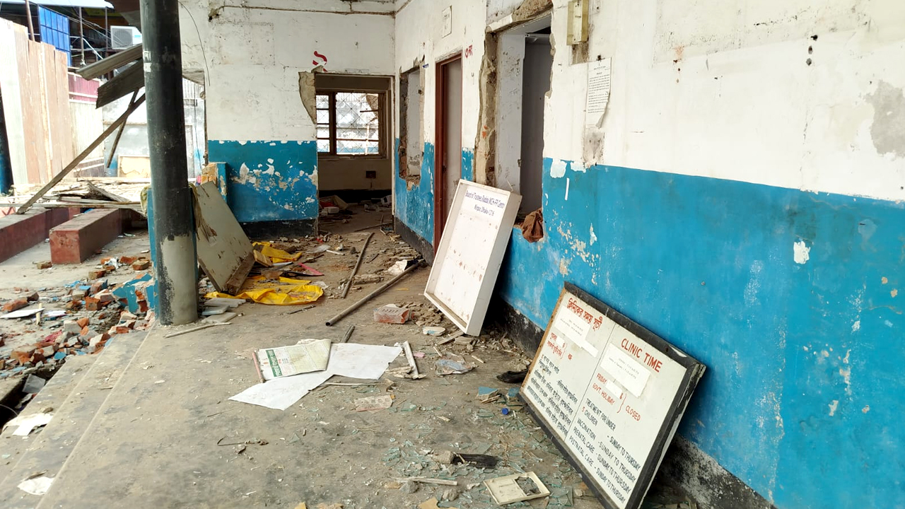 রাতের আঁধারে গুঁড়িয়ে দেওয়ায় স্থানটি এখন পুরোপুরি ধ্বংসস্তূপে পরিণত হয়েছে। ছবি: এশিয়া পোস্ট