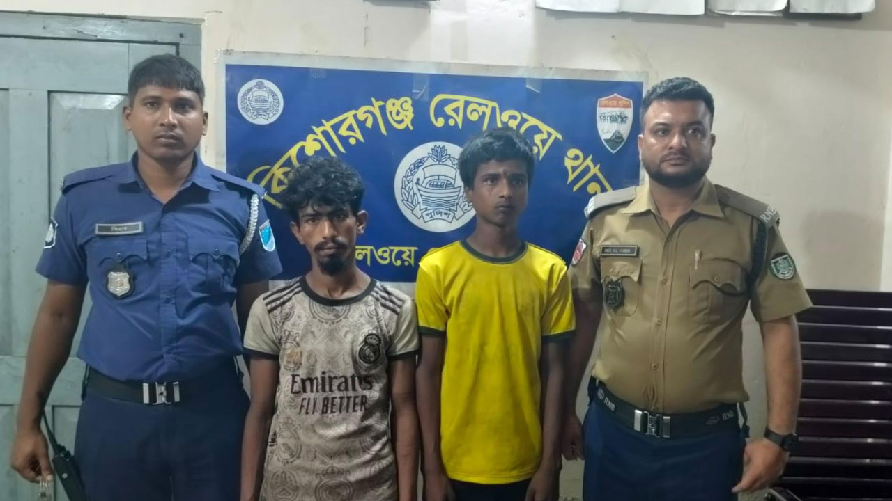 চলন্ত ট্রেন থেকে এসির মোটর চুরি, আটক ২