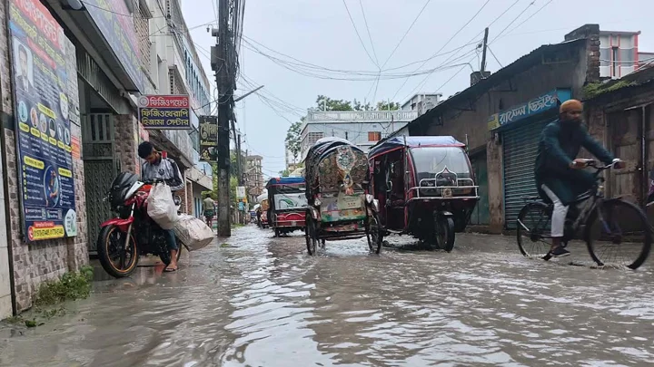 এক ঘণ্টার বৃষ্টিতে কুষ্টিয়া শহরে হাঁটুপানি