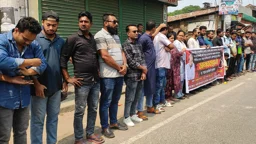 মেয়ের ফেসবুক পোস্টের জেরে বাবাকে হত্যা, আসামিদের গ্রেপ্তারের দাবিতে মানববন্ধন