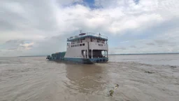 ৬ দিন পর ধাওয়াপাড়া-নাজিরগঞ্জ নৌপথে ফেরি চলাচল স্বাভাবিক