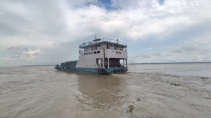৬ দিন পর ধাওয়াপাড়া-নাজিরগঞ্জ নৌপথে ফেরি চলাচল স্বাভাবিক