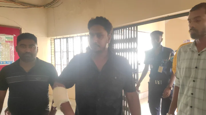 অটোরিকশায় এসে ব্যবসায়ীকে প্রকাশ্যে গুলি
