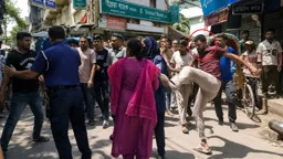 পুলিশের সামনে নারী উদ্যোক্তাকে লাথি, ভাইরাল ভিডিও ঘিরে প্রশ্ন