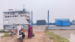 তিন দিন ধরে বন্ধ ধাওয়াপাড়া-নাজিরগঞ্জ নৌরুটে ফেরি